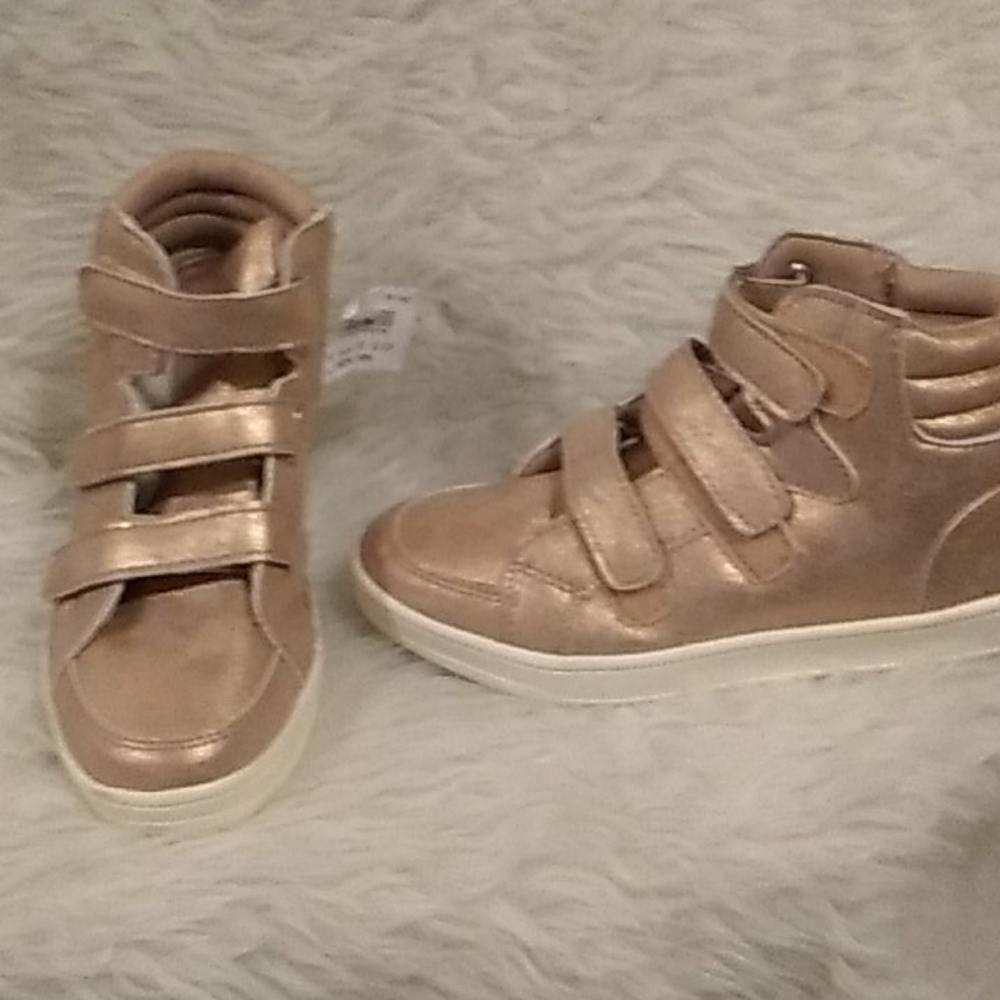 Sneakers/TRASH  sz 3 gold